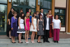 607